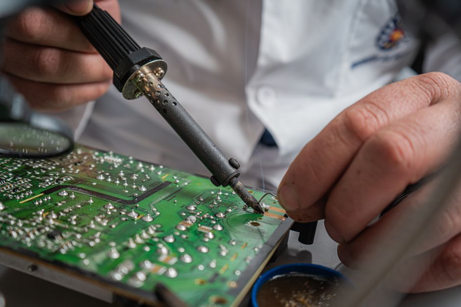 Spajkanje elektronske komponente pod mikroskopom